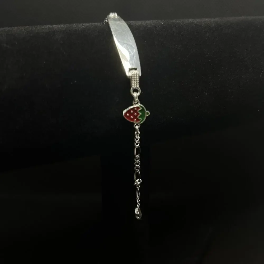 Esclava fígaro con plaquita de plata 925 con dije de Fresa - 5.5 inch